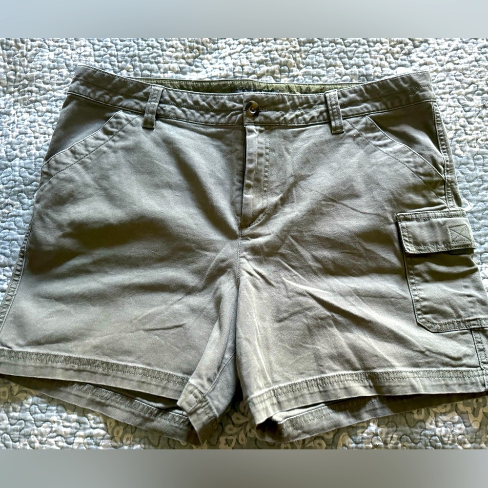 Eddie Bauer Women's Green and Khaki Shorts